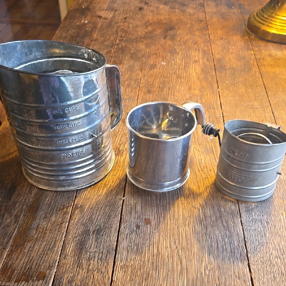 Vintage Metal Measuring Cups Set